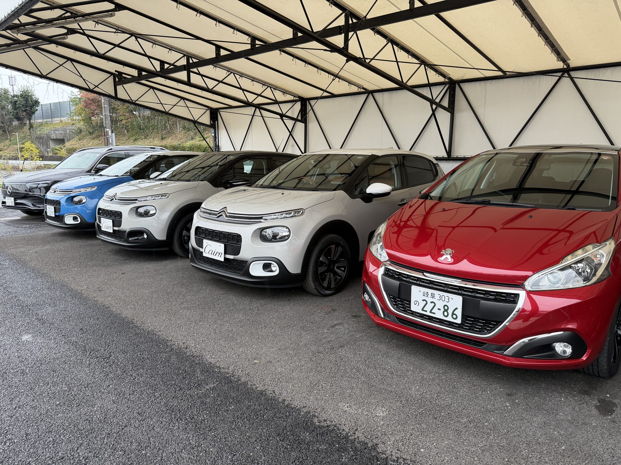 シトロエンC3とプジョー208が並ぶ車両展示